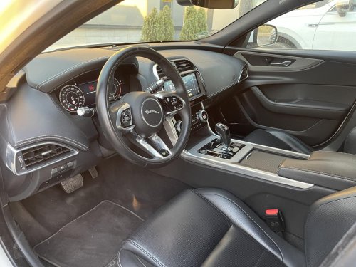 Jaguar XE R-Dynamic SE Hybrid