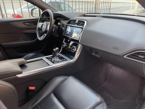 Jaguar XE R-Dynamic SE Hybrid